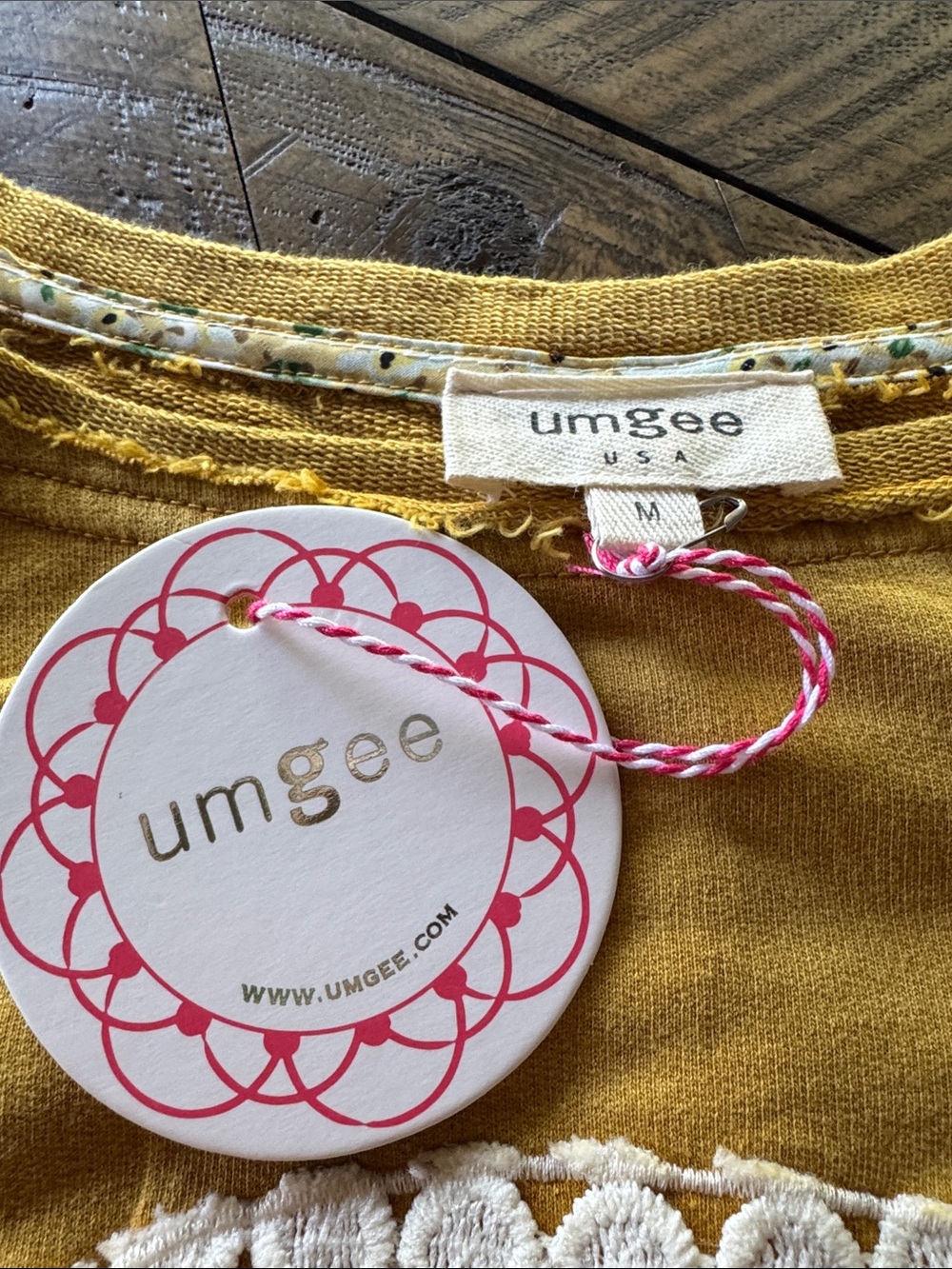NWT UMGEE Oversized Mustard Peace Sign Crochet Applique Tee Sz Med - Picture 2 of 5